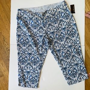 Cropped pants with high quality fabric and tummy tuck waistband.